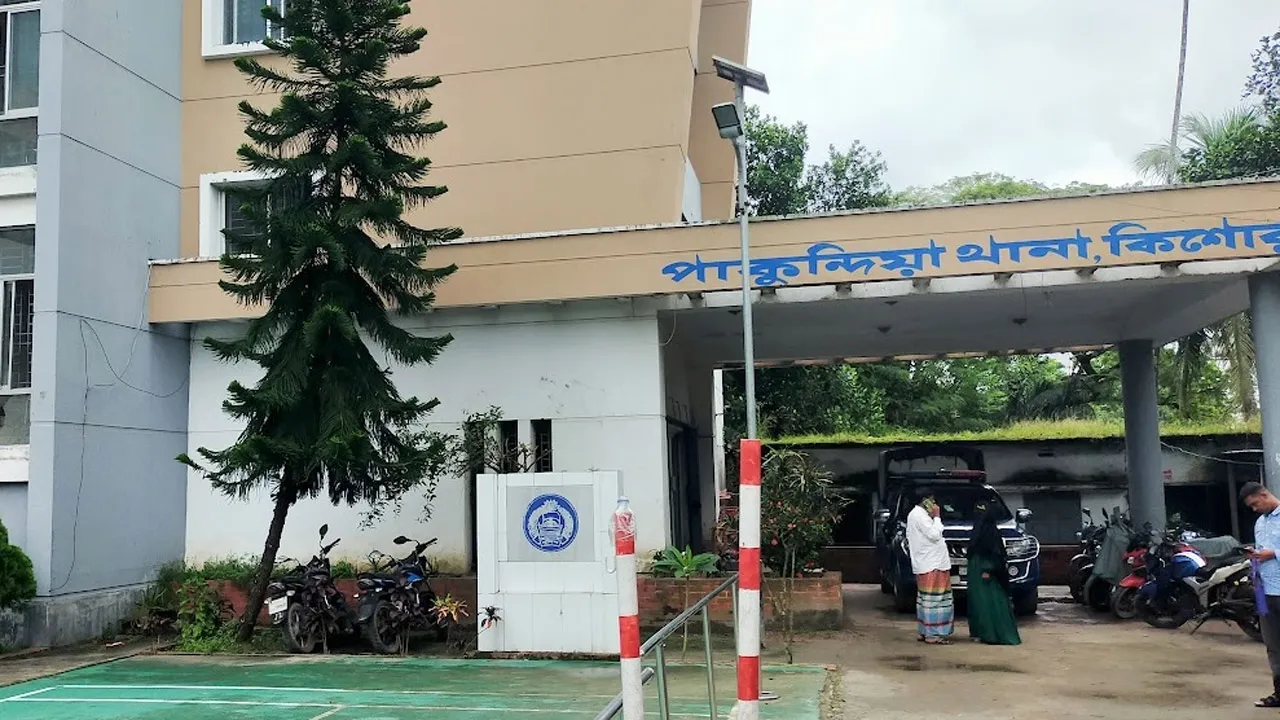 পাকুন্দিয়ায় মাইক্রোবাসের চাপায় সাইকেল আরোহী নিহত