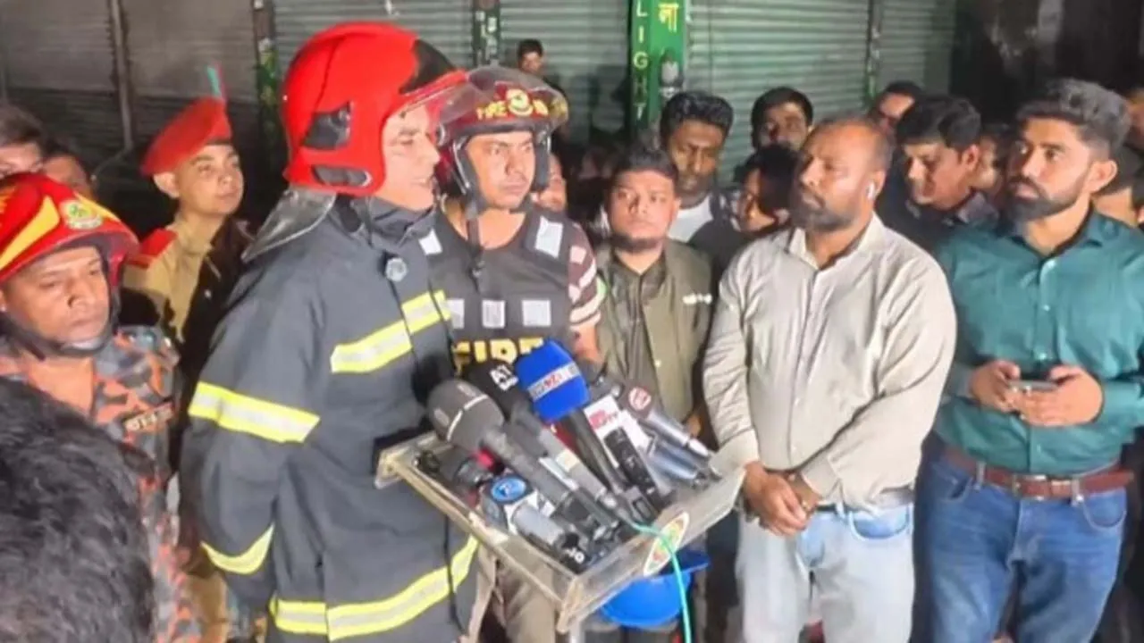 ভবনের ছাদজুড়ে টিনশেড, ভেতরে বৈদ্যুতিক যন্ত্রাংশ ছিল