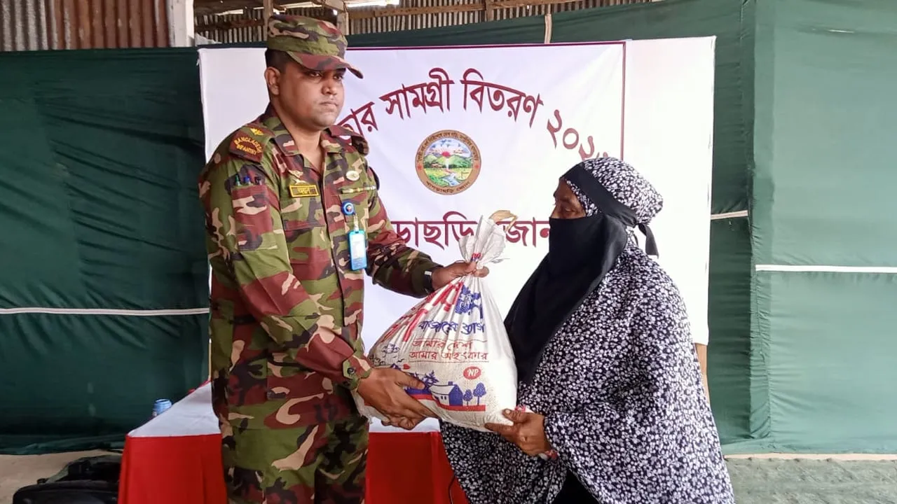 পানছড়িতে সেনাবাহিনীর ইফতারসামগ্রী বিতরণ