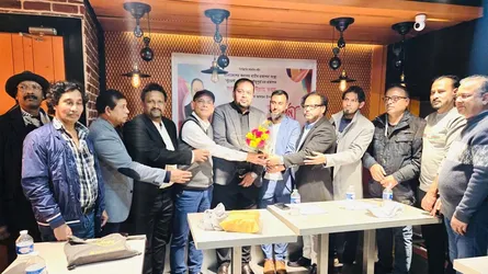প্যারিসে স্টুডেন্ট ওয়েজ’র স্বত্বাধিকারী মাশফিক উল্লাহকে সংবর্ধনা