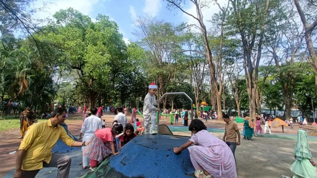 ঈদের দ্বিতীয় দিনেও রাজধানীর বিনোদন কেন্দ্রগুলোতে উপচেপড়া ভিড়