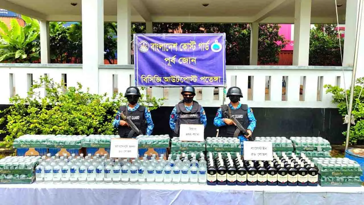পতেঙ্গায় বিপুল পরিমাণ বিদেশী মদ, ভারতীয় শাড়ি ও গাঁজা জব্দ