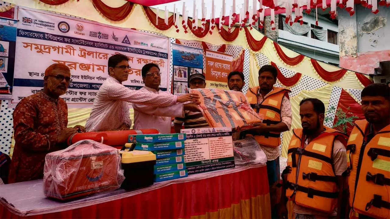 পাথরঘাটায় ১০০ ট্রলারে জীবন রক্ষাকারী সরঞ্জাম বিতরণ