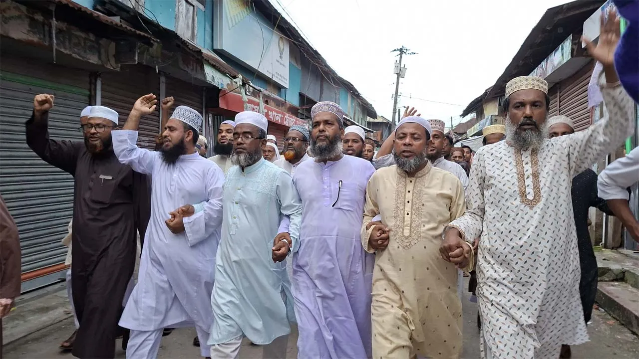 পাথরঘাটায় জামায়াত নেতার ওপর হামলার প্রতিবাদে বিক্ষোভ