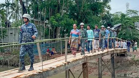 পাথরঘাটার নাচনাপাড়ায় ভেঙ্গে যাওয়া বেড়িবাঁধে নৌবাহিনীর সহায়তায় সাঁকো নির্মাণ