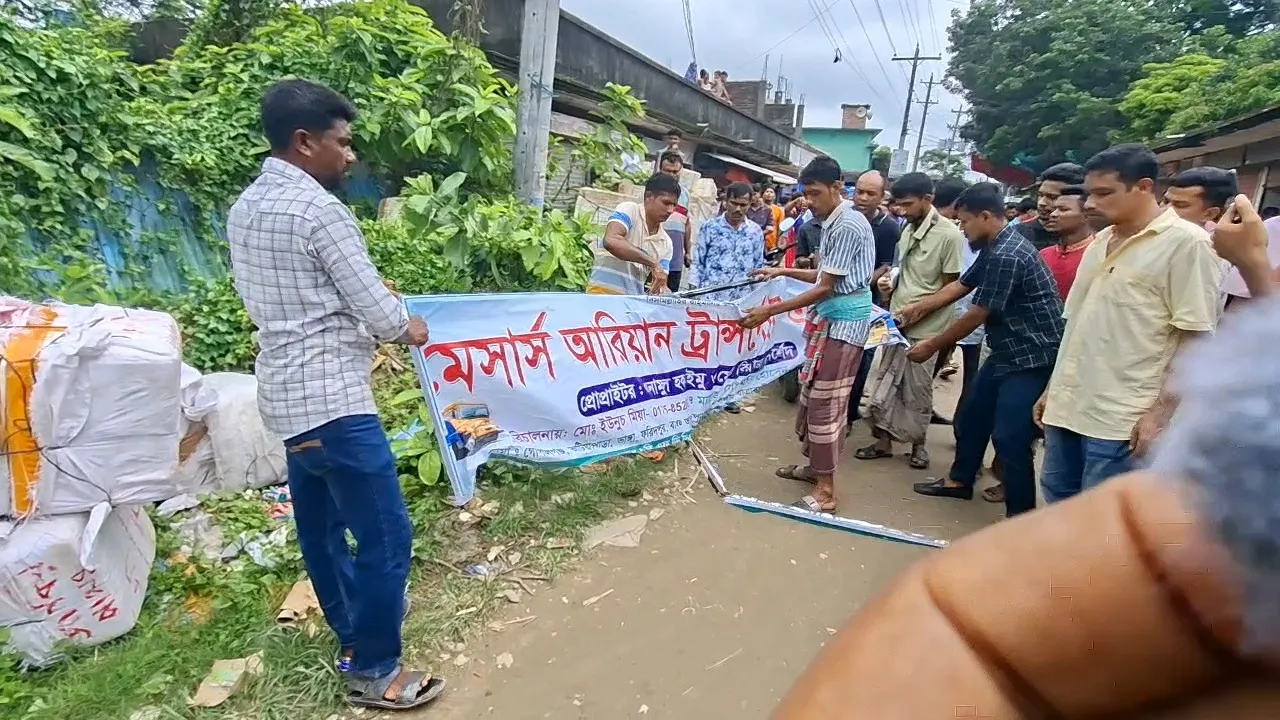 পাথরঘাটায় স্বেচ্ছাসেবক দলের সদস্যসচিবের ট্রান্সপোর্ট থেকে মাদক ও দেশীয় অস্ত্র উদ্ধার