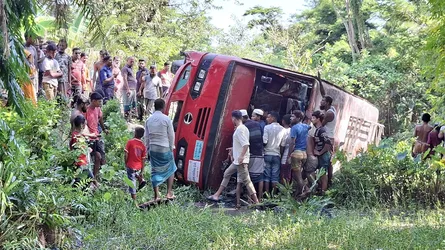পাথরঘাটায় বাস উল্টে খাদে পড়ে আহত ১২