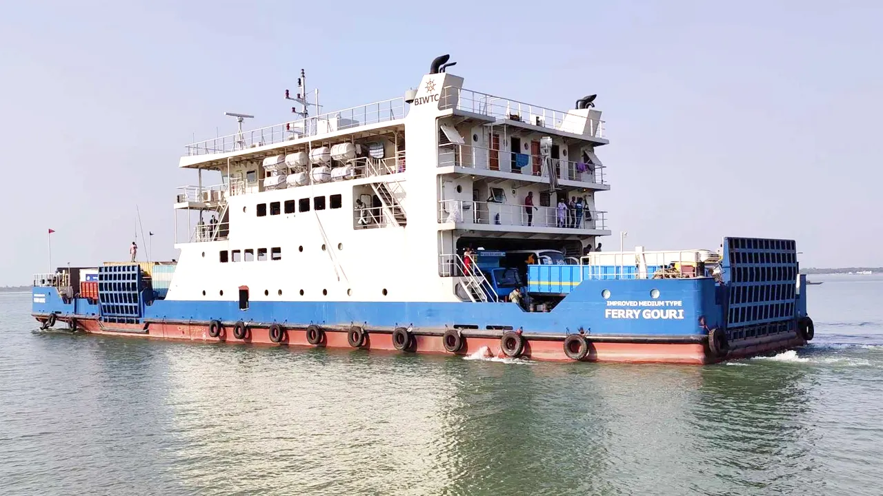 দৌলতদিয়া-পাটুরিয়া নৌরুটে ৪৬ ঘণ্টা পর লঞ্চ চলাচল শুরু