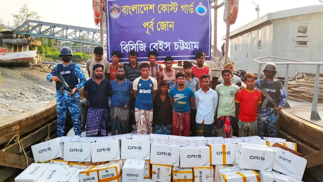 চট্টগ্রামে বিদেশী সিগারেট ও শুঁটকিসহ কার্গো বোট জব্দ , আটক ১৬