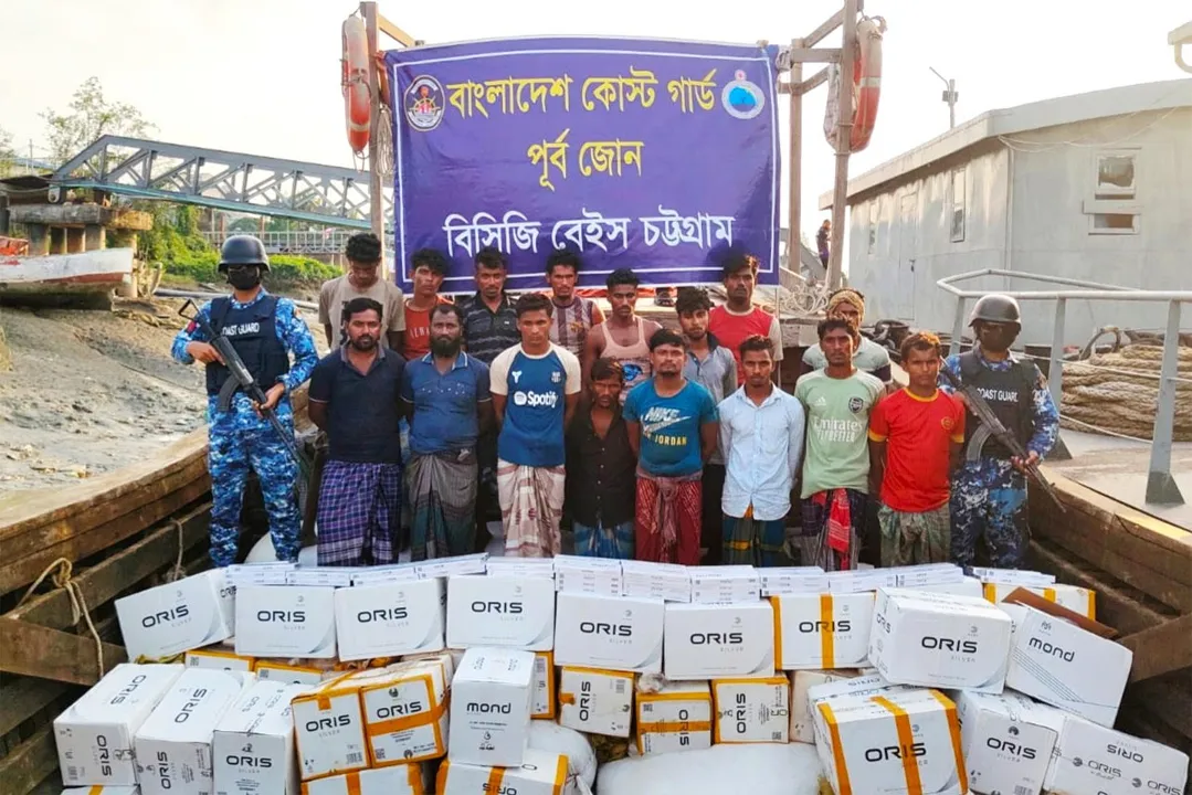 চট্টগ্রামে বিদেশী সিগারেট ও শুঁটকিসহ কার্গো বোট জব্দ , আটক ১৬