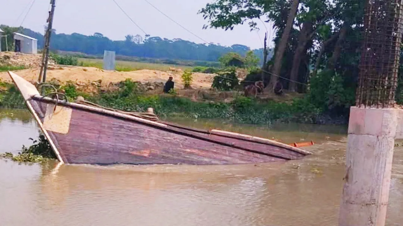 পটিয়া চাঁনখালী খালে ৬০ টন লবণ নিয়ে নৌকা ডুবি