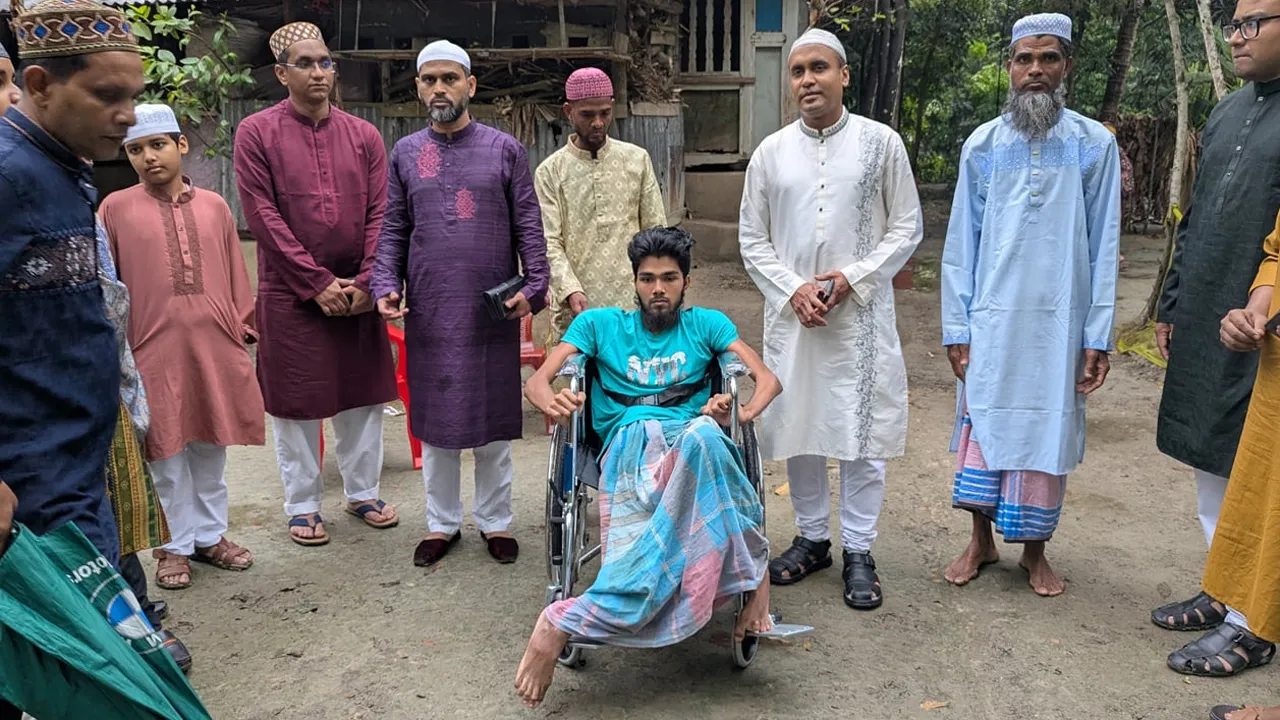 পটুয়াখালীতে অসুস্থ যুবকের বাড়িতে গিয়ে হুইল চেয়ার দিলেন ডিসি