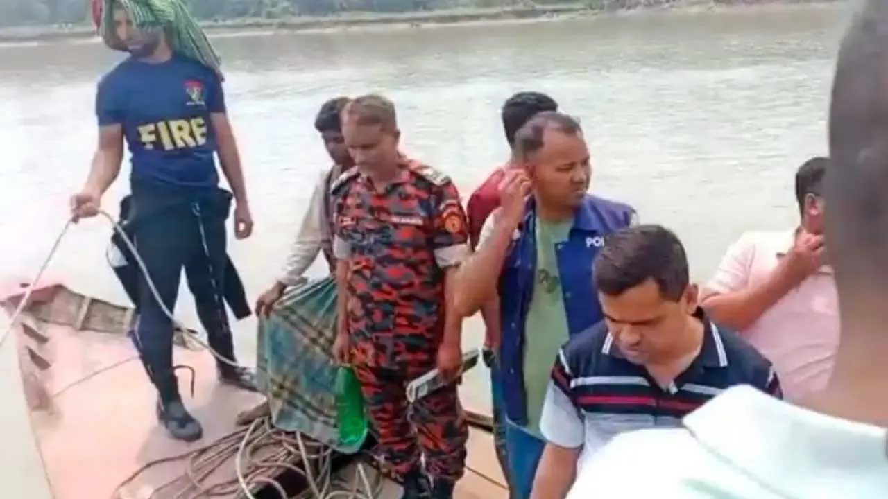 বাউফলে লঞ্চের ধাক্কায় ট্রলার ডুবি, দুই লাশ উদ্ধার
