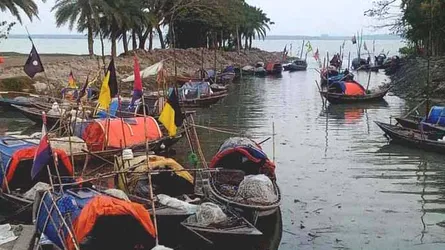 নদীতে মাছ না পেয়ে হতাশ পটুয়াখালীর জেলে ও মাছ ব্যবসায়ীরা