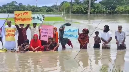 পটুয়াখালীতে ভেলায় ভেসে বানভাসি মানুষের সংবাদ সম্মেলন