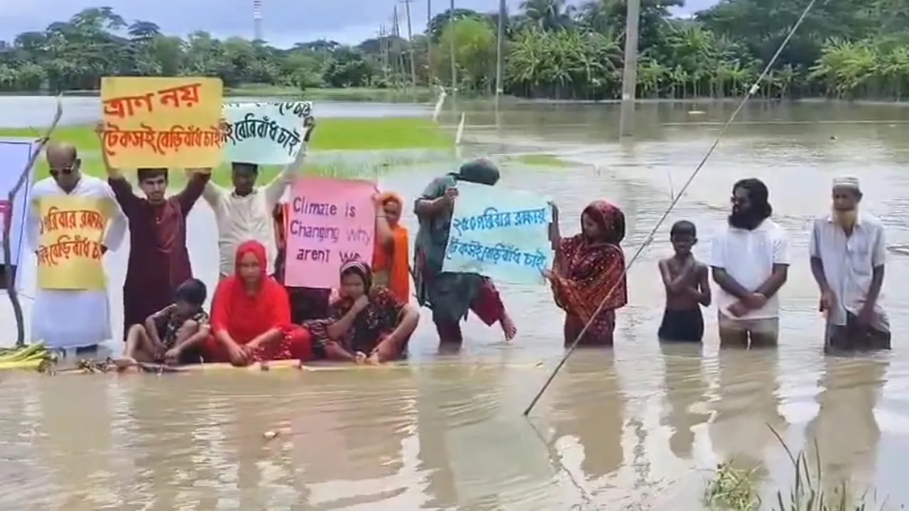 পটুয়াখালীতে ভেলায় ভেসে বানভাসি মানুষের সংবাদ সম্মেলন