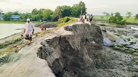 কলাপাড়ায় বেড়িবাঁধ ভাঙনের শঙ্কা : আতঙ্কে হাজারো মানুষ