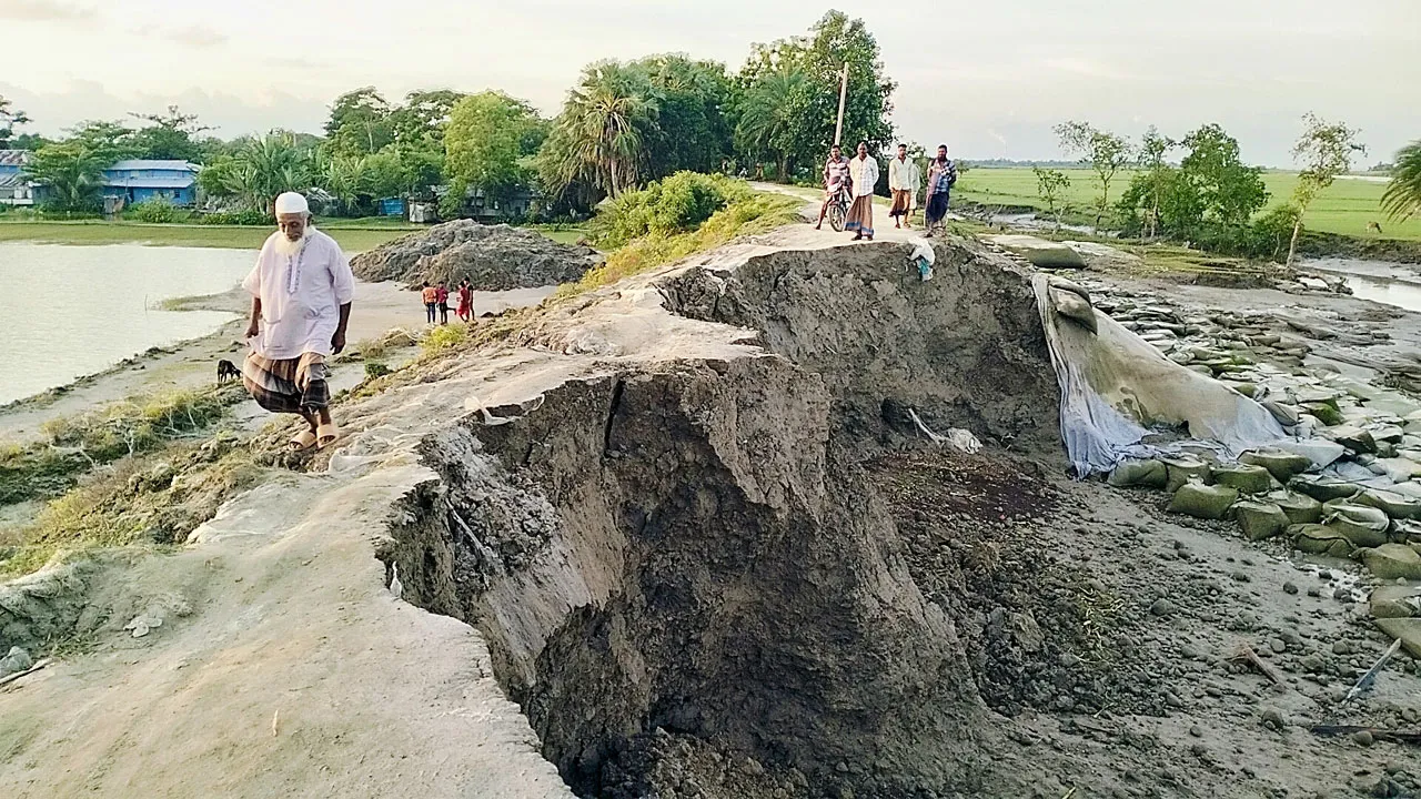 কলাপাড়ায় বেড়িবাঁধ ভাঙনের শঙ্কা : আতঙ্কে হাজারো মানুষ