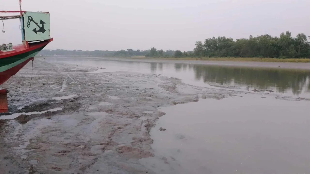 নাব্যতা সংকটে দাড়ছিঁড়া নদী, বন্ধ প্রায় খেয়া চলাচল