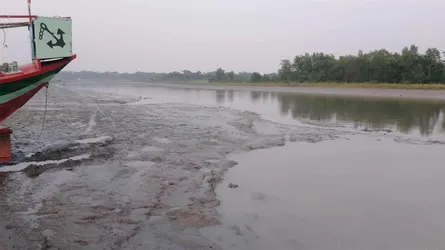 নাব্যতা সংকটে দাড়ছিঁড়া নদী, বন্ধ প্রায় খেয়া চলাচল