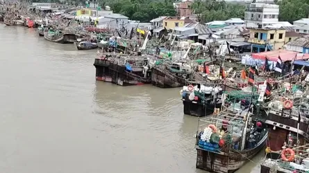 পটুয়াখালীতে ১৫ জেলেসহ ট্রলার ডুবিতে নয়জন উদ্ধার, নিখোঁজ ৬