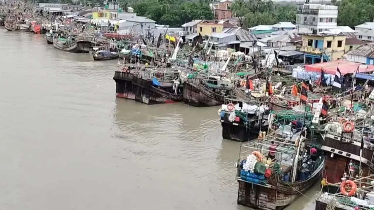 পটুয়াখালীতে ১৫ জেলেসহ ট্রলার ডুবিতে নয়জন উদ্ধার, নিখোঁজ ৬