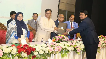 ইউজিসি চেয়ারম্যান অ্যাওয়ার্ড পেলেন পবিপ্রবির শিক্ষক ডা: আমির হামজা মাসুম