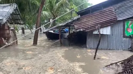 পটুয়াখালীতে বেড়িবাঁধ ভেঙে ২০ গ্রাম প্লাবিত
