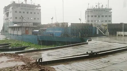 কালবৈশাখীর কারণে পাটুরিয়া-দৌলতদিয়া রুটে ফেরি চলাচল স্থগিত