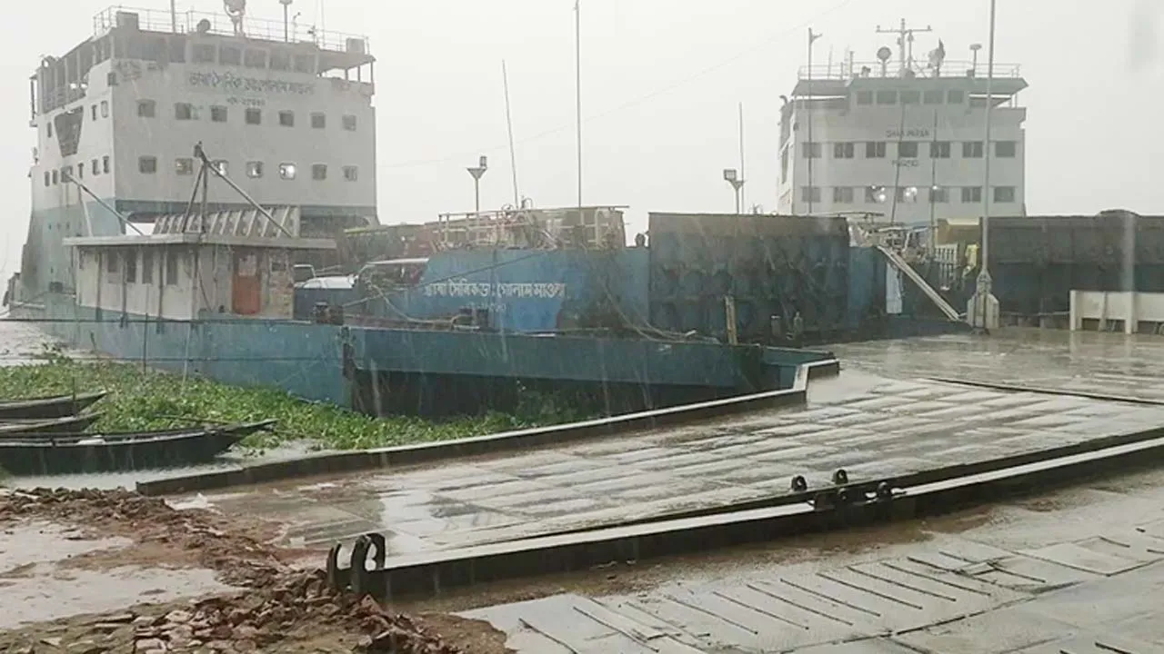 কালবৈশাখীর কারণে পাটুরিয়া-দৌলতদিয়া রুটে ফেরি চলাচল স্থগিত