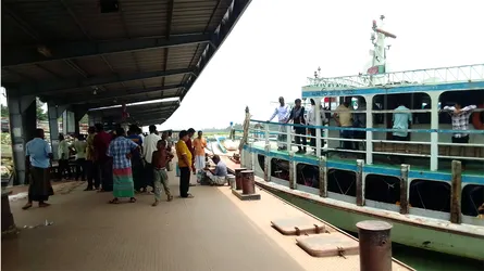 দৌলতদিয়া-পাটুরিয়া নৌরুটে ১৫ ঘণ্টা পর লঞ্চ চলাচল স্বাভাবিক