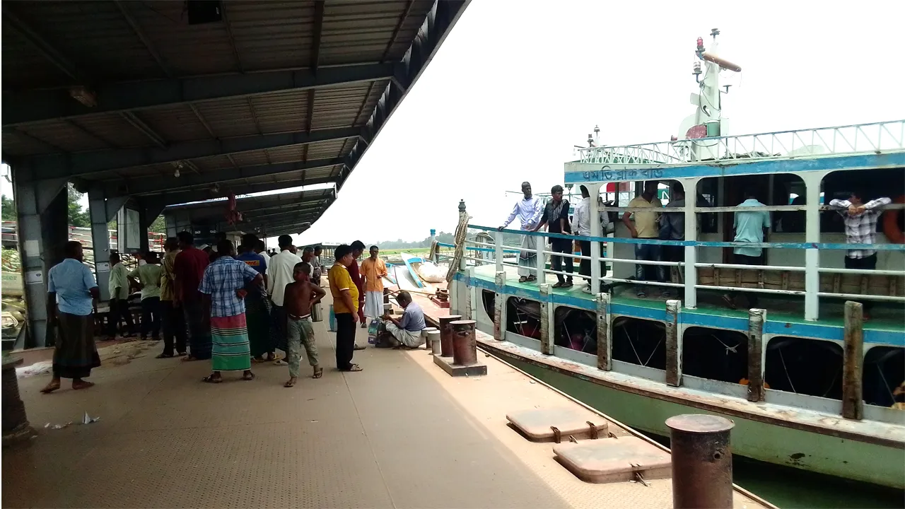 দৌলতদিয়া-পাটুরিয়া নৌরুটে ১৫ ঘণ্টা পর লঞ্চ চলাচল স্বাভাবিক