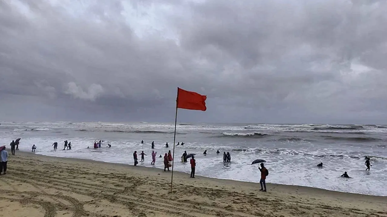 পায়রা বন্দরে বহাল ৩ নম্বর সতর্ক সঙ্কেত, নদীবন্দরে ১