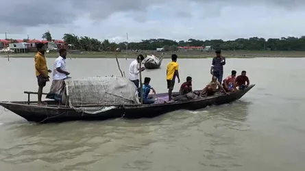 পায়রা বন্দরে ৩ নম্বর সঙ্কেত, উপকূলে বৃষ্টি