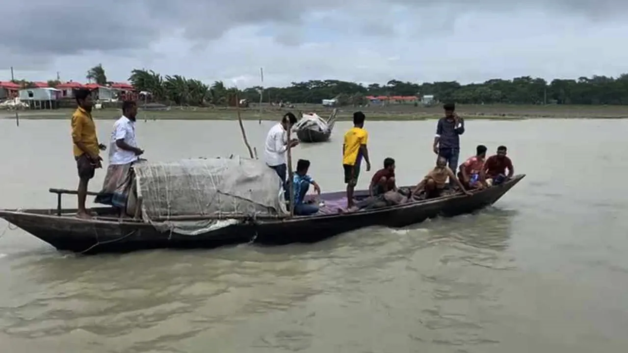পায়রা বন্দরে ৩ নম্বর সঙ্কেত, উপকূলে বৃষ্টি