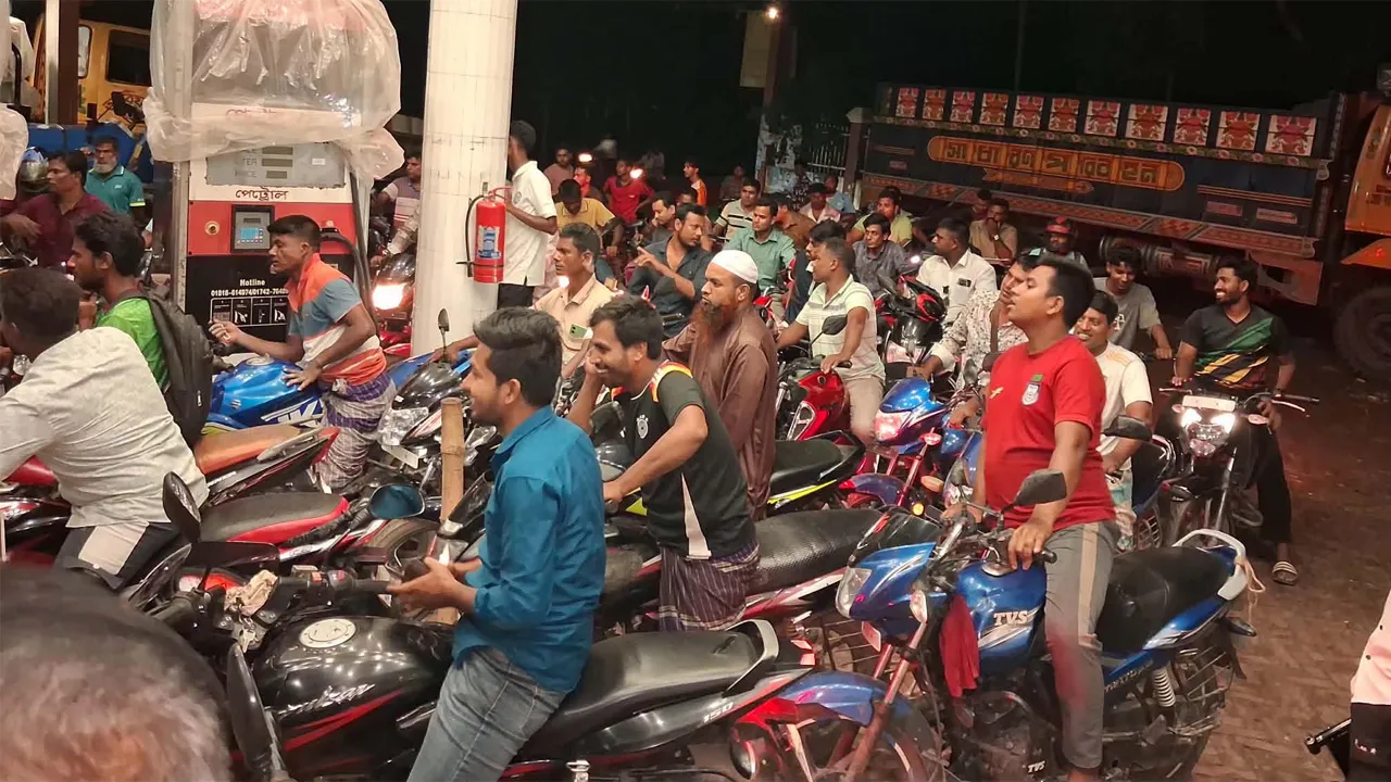 মাদারগঞ্জে তেল সঙ্কটের গুঞ্জনে পেট্রোল পাম্পে উপচে ভিড়