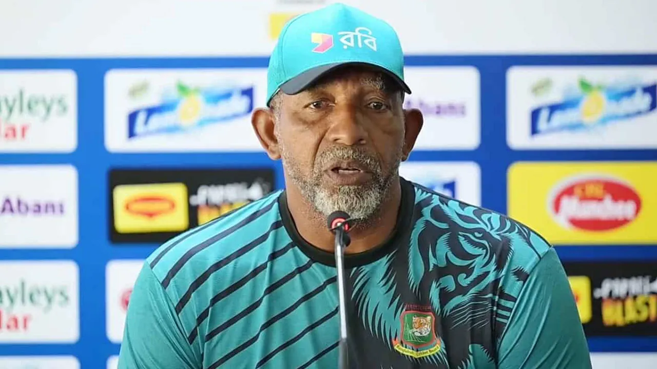 সমালোচনায় পাত্তা না দিতে খেলোয়াড়দের পরামর্শ সিমন্সের