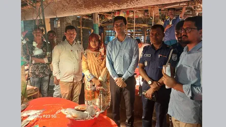 সোনারগাঁওয়ে নিষিদ্ধ পিরানহা মাছ জব্দ, ব্যবসায়ীকে জরিমানা