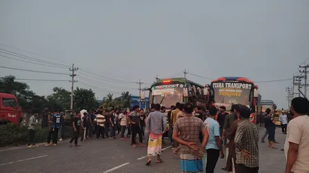 শ্রমিক আন্দোলনে ঢাকা-চট্টগ্রাম মহাসড়কে আড়াই ঘণ্টা যান চলাচল বন্ধ