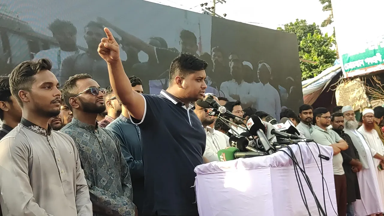 চট্টগ্রামের বন্যা শুরুর সাথে সাথে প্রতিমন্ত্রী হজে আর প্রধানমন্ত্রী বরিশালে
