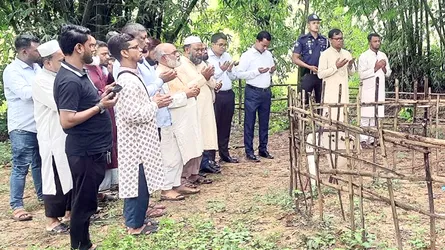 শহীদ সাংবাদিক তুরাবের কবর জিয়ারতে সিলেটের নবাগত জেলা প্রশাসক