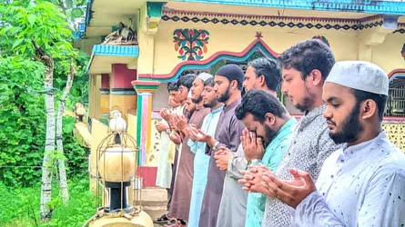 ডাকসুতে বিজয় উপলক্ষে সাতকানিয়া-লোহাগাড়ায় শহীদদের কবর জিয়ারত করল ছাত্রশিবির