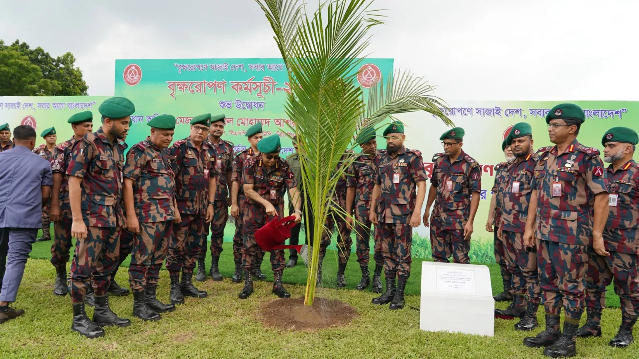 পিলখানায় বৃক্ষরোপণ কর্মসূচির উদ্বোধন বিজিবি মহাপরিচালকের