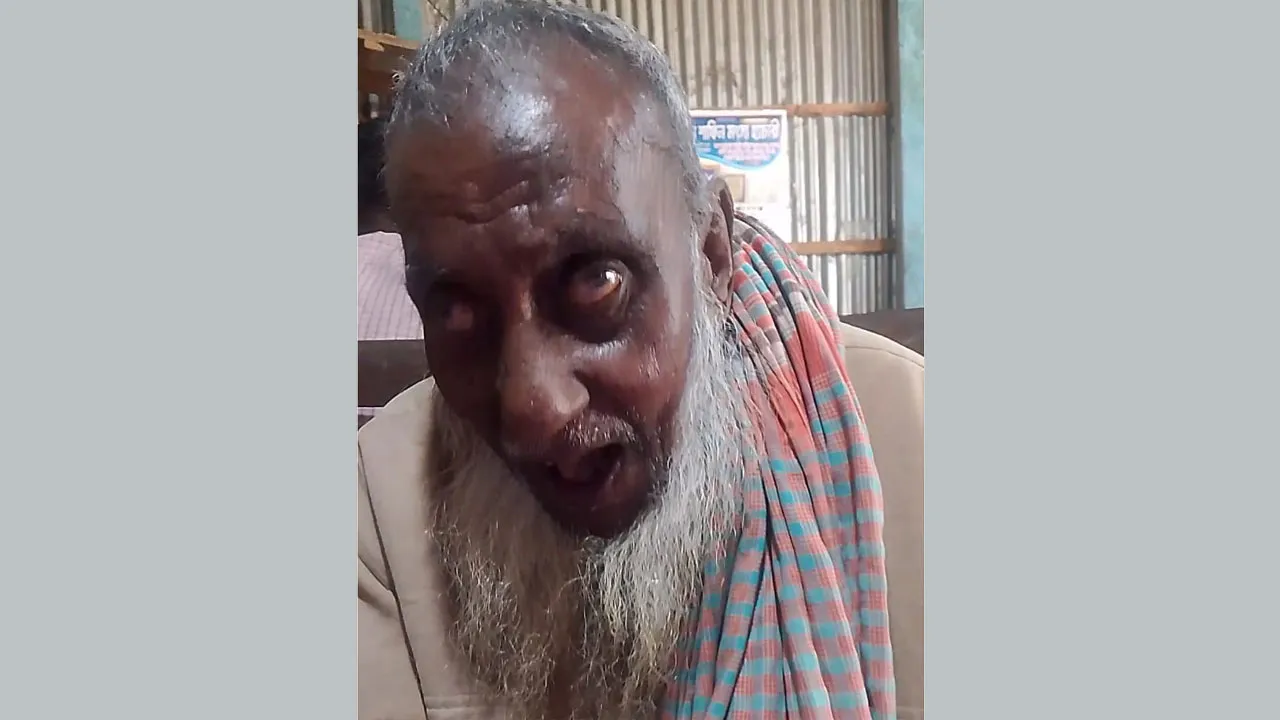 পীরগাছায় কেন্দ্রে এসে ভোট দিলেন ১০২ বছর বয়সী বৃদ্ধ
