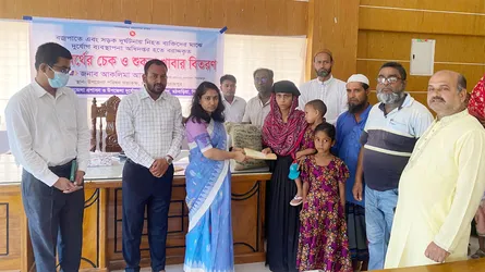 মঠবাড়িয়ায় বজ্রপাত ও সড়ক দুর্ঘটনায় নিহতদের পরিবারকে সহায়তা প্রদান