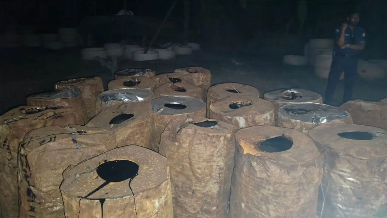 পিরোজপুরে ৫৮ ব্যারেল চোরাই বিটুমিন উদ্ধার