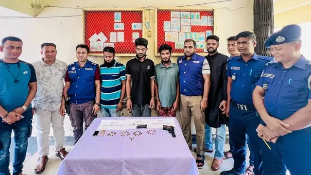 পিরোজপুরে বিদেশি পিস্তলসহ ৪৩ রাউন্ড গুলি উদ্ধার, আটক ৩
