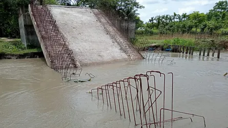 পিরোজপুরে কাজ শেষ হওয়ার আগেই ধসে পড়লো ৫ কোটি টাকার সেতু