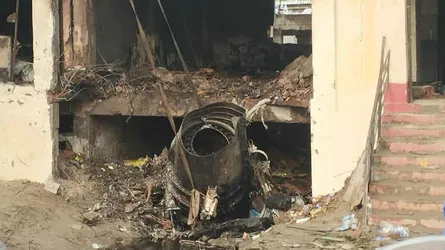 উড্ডয়নের পরেই ত্রুটি, জনবিরল এলাকায় নেয়ার চেষ্টা করেন পাইলট