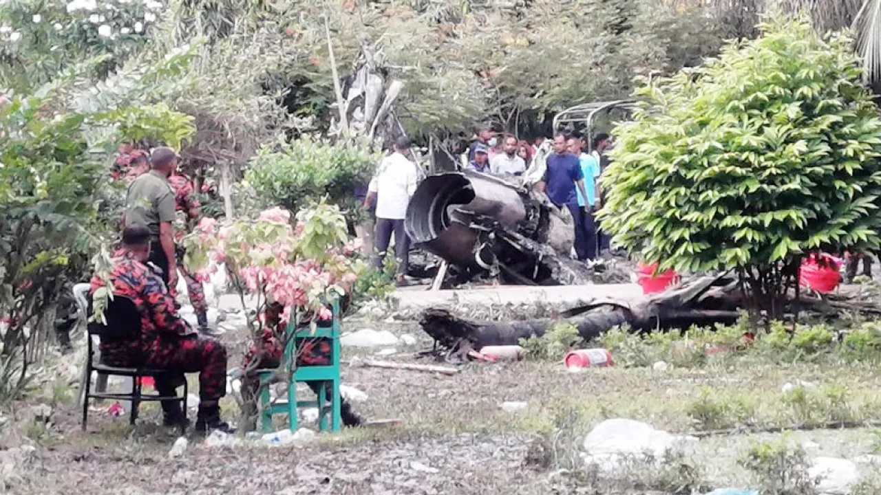 স্কুল ভবনের প্রবেশমুখে আছড়ে পড়ে বিমানটি